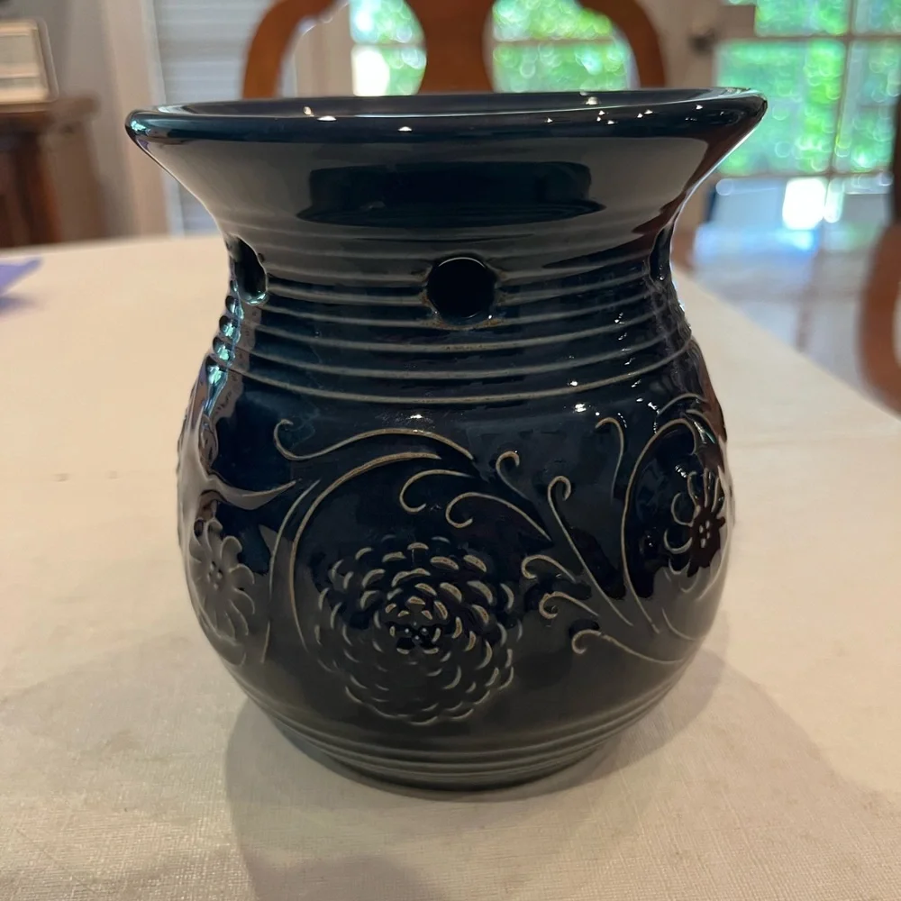 Yankee Candle Dark Navy Blue Chrysanthemum style floral oil warmer.